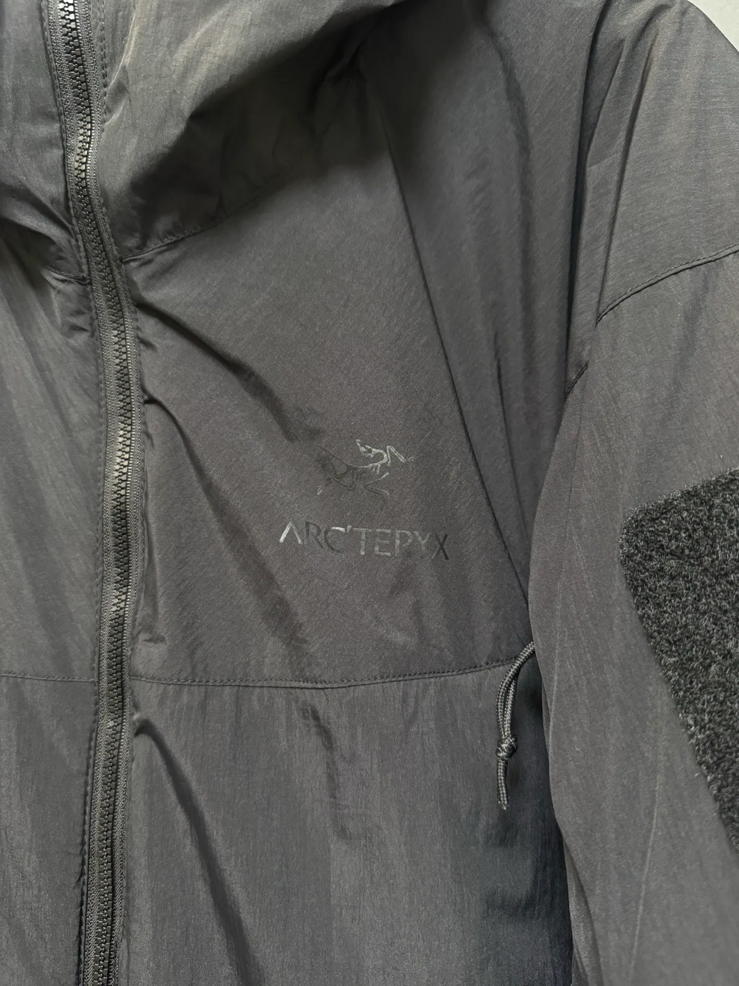 【Premium 】 Arc·teryx 26fw ! N WINDSTOPPER 2L ， Coreloft 100 ， 。 Cold Series ， ， ， ！ ， 。 windstopper ,n Gossamera Fusion WS。 ， ： 1： WINDSTOPPER ， ， ， ， 。 Coreloft ， 。 。 2： 。 3： ， ， 。 4： ， ， 。 ， ， ： / Gray/ Size：s/m/l/xl/xxl